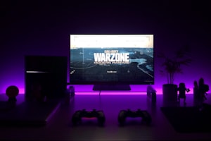 草根战队‘山城之火’训练基地内景 - 选手们正在简陋但专注地进行团队训练